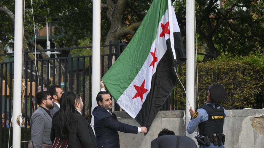 وزير خارجية سوريا يرفع العلم الجديد أمام مقر الأمم المتحدة بنيويورك