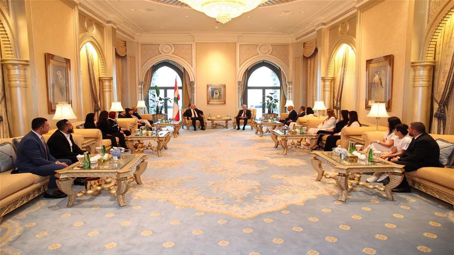 President Aoun meets Lebanon's Ambassador and embassy staff during trip to UAE