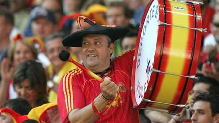 قرع الطبول يتوقف مع وفاة مشجع إسبانيا الشهير مانولو عن عمر ناهز 76 عاما