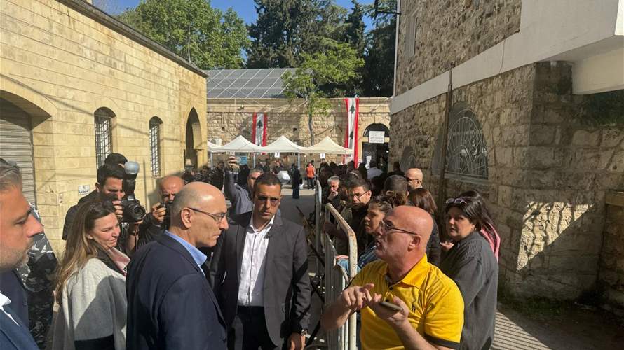 وزير الداخلية والبلديات وصل إلى سرايا بيت الدين بعد ورود اتصالات هاتفية بوجود ازدحام خلال عملية تسليم صناديق الاقتراع إلى رؤساء الأقلام والكتبة وأعطى توجيهاته لتسريع وتيرة العمل بشكل فوريّ