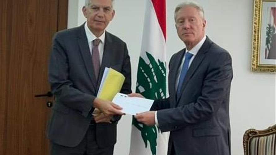 ماغرو سلّم رجيّ نسخة من وثائق الأرشيف الفرنسيّ الخاص بالحدود اللبنانية-السورية