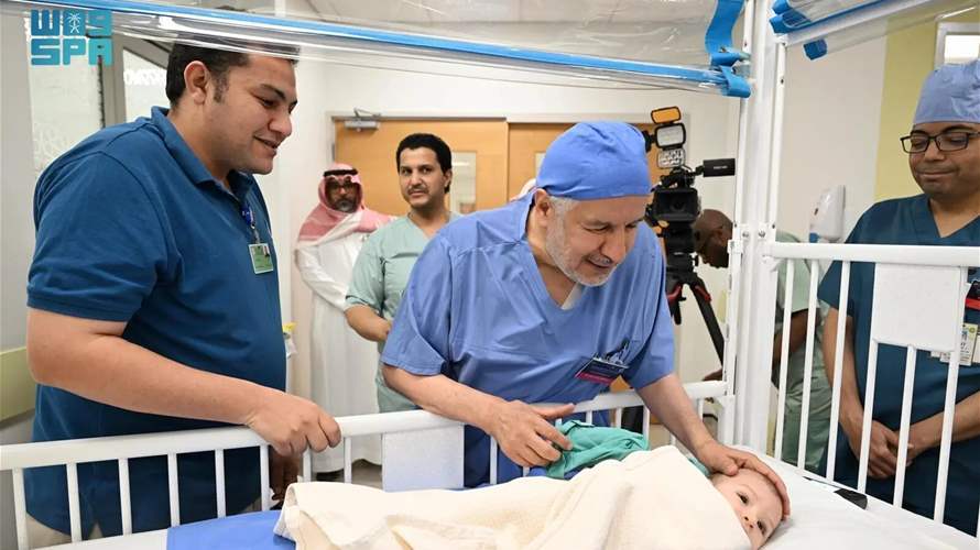 إنجاز طبي سعودي جديد: فصل توأم ملتصق بمشاركة 26 طبيباً! (صور)