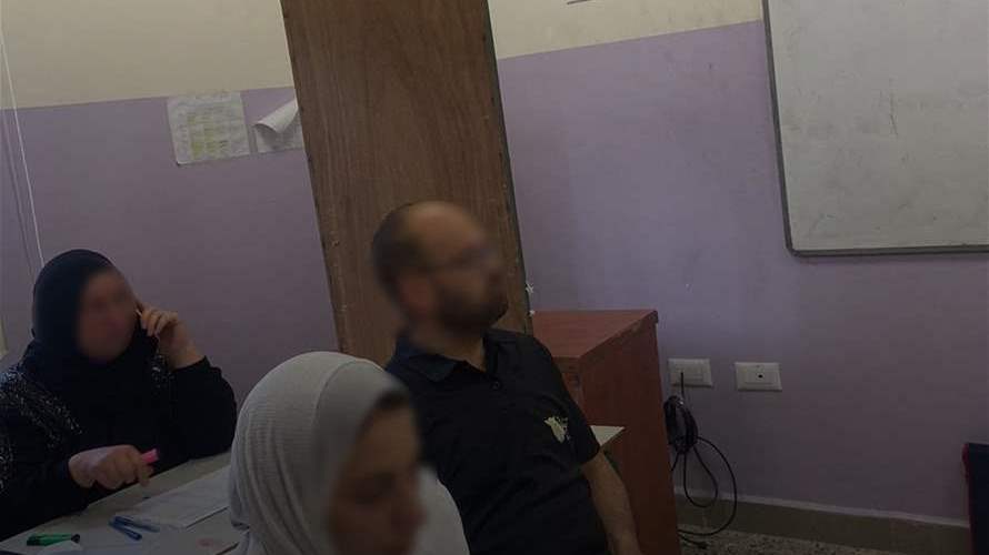 غياب المعازل في أقلام الاقتراع في مدرسة بطرماز 