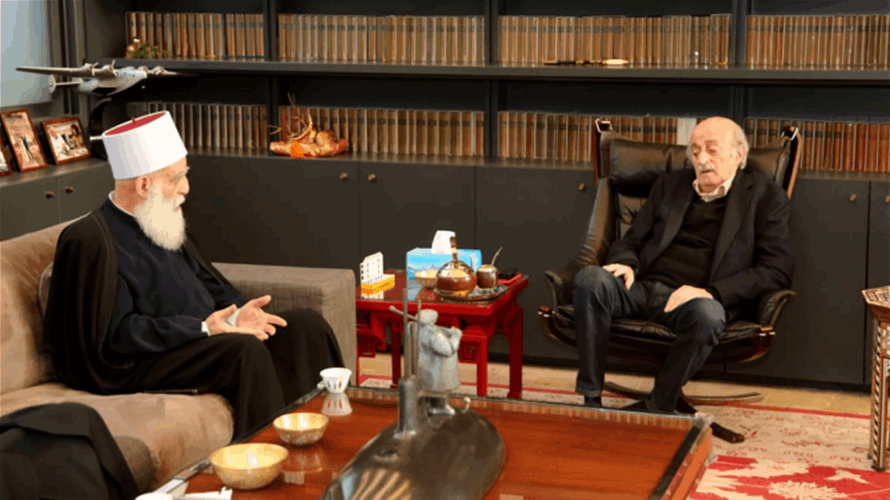 شيخ العقل بحث هاتفيا وجنبلاط في واقع الحال في ضوء المستجدات