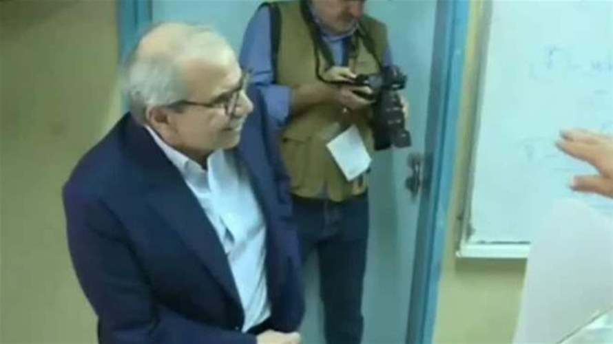 رئيس الحكومة نواف سلام يدلي بصوته في الانتخابات البلدية والإختيارية في بيروت