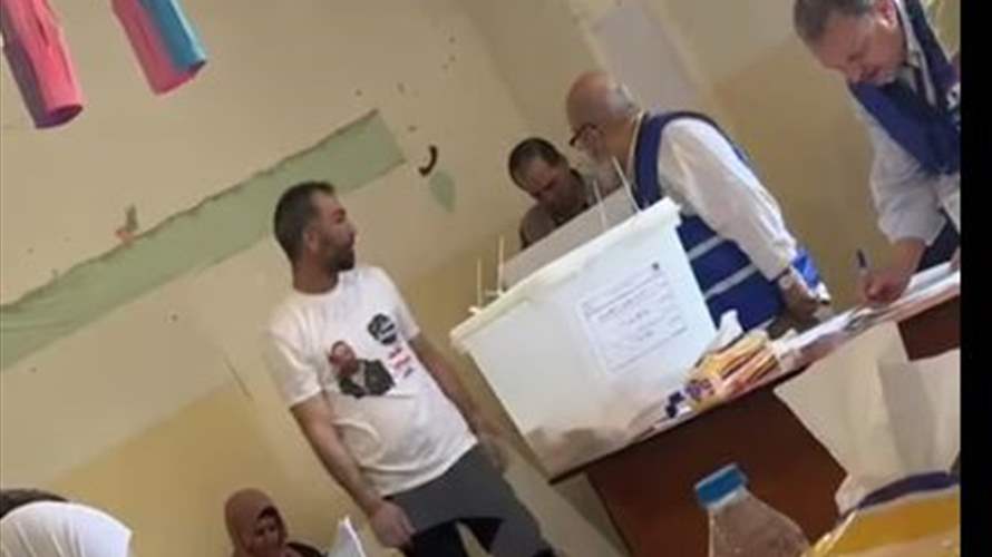 خرق لسرية الاقتراع في عرسال: مندوب لائحة يُسلّم ورقة اقتراع لناخب خلف المعزل...(فيديو)