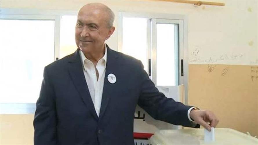 النائب فؤاد مخزومي يدلي بصوته في الانتخابات البلدية والإختيارية