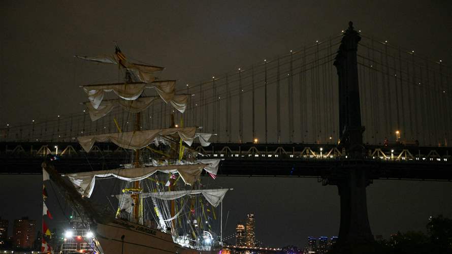 Mexican Navy training ship hits New York's Brooklyn Bridge