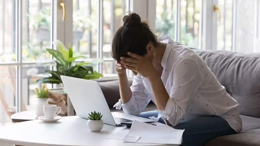 امرأة تتعرض لصدمة كبيرة... أرادت التخلص من حاسوب حبيبها المتوفي لكن ما عثرت عليه قلب حياتها!
