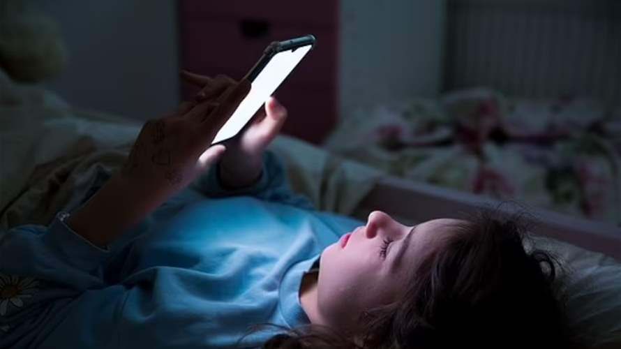 الآباء الذين يعطون أطفالهم الهواتف الذكية يعرضونهم للإصابة بمرض شائع بشكل مخيف