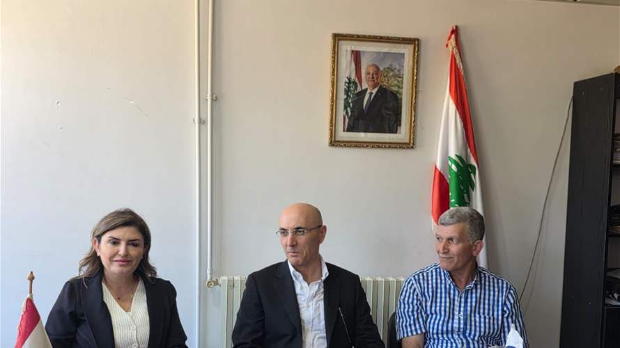 وزير الداخلية يزور سراي بنت جبيل حيث اطلع من القائمقام شربل العلم بحضور المحافظ هويدا الترك على مجريات اليوم الإنتخابي