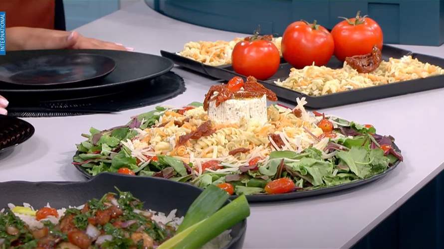 دجاج اسكابيش وسلطة الباستا... مائدة شهية على طريقة الشيف فادي زغيب (فيديو)