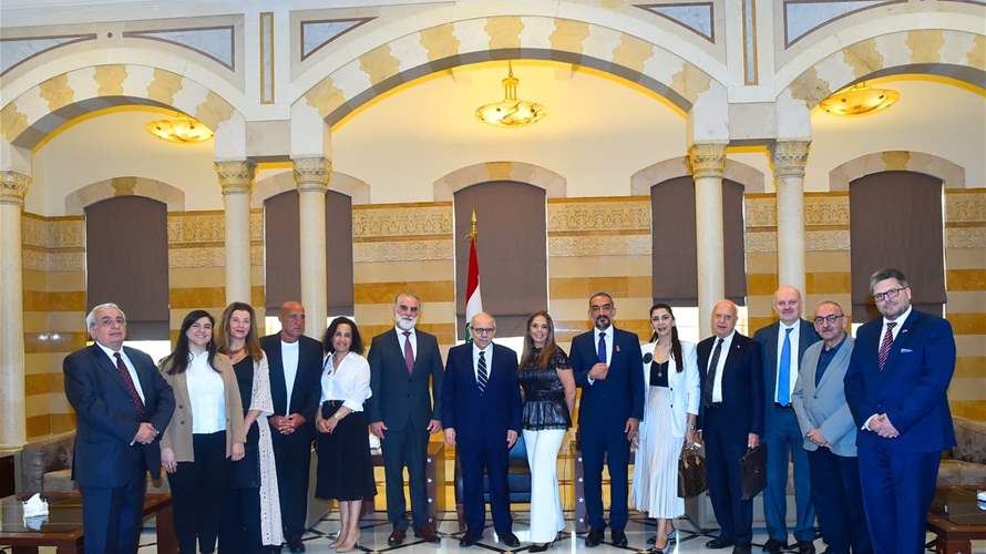سلام بحث مع زواره في الأوضاع العامة ووفد إغترابي طالب بإقرار إقتراح قانون يتعلق باقتراع غير المقيمين