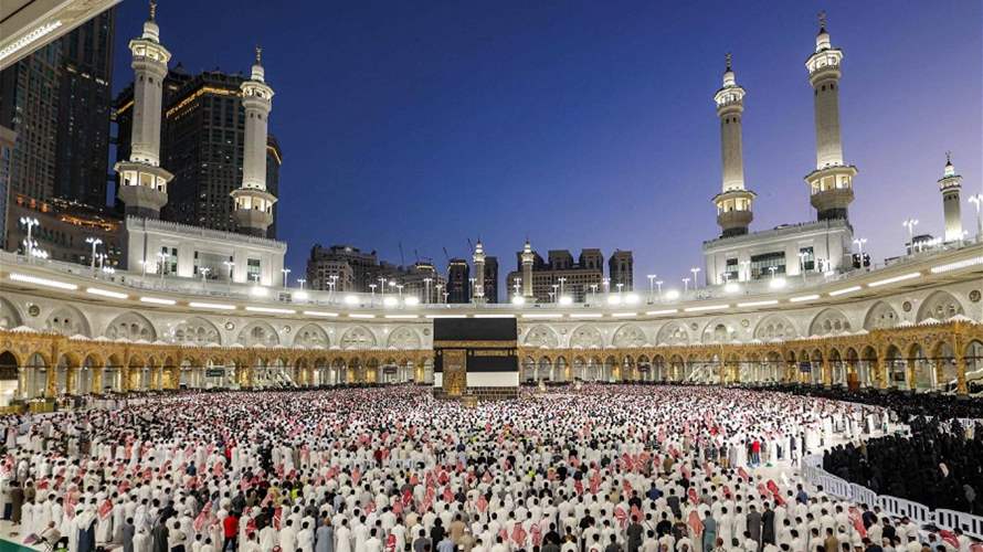 الحجاج يؤدون رمي الجمرات في أول أيام عيد الأضحى