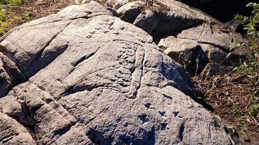 لوحة حجرية غامضة في أميركا الشمالية تجذب العلماء... عمرها أكثر من 220 سنة وهذه علاقتها بالمسيحية