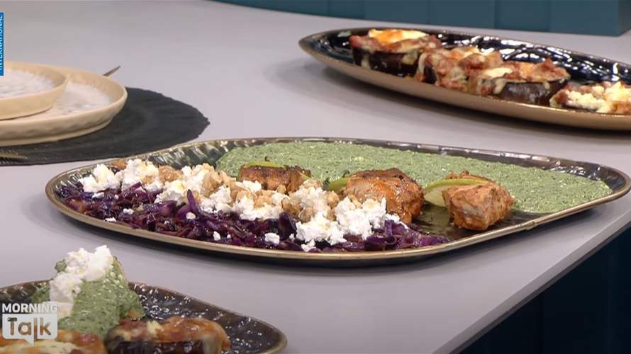 دجاج "كرامبل" وبيتزا الباذنجان... طبقان مميزان على طريقة الشيف فادي زغيب (فيديو)