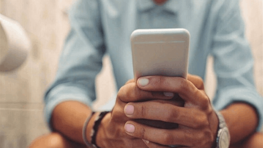 العلماء يكشفون الحقيقة المروعة: لهذا السبب لا يجب أن تستخدم هاتفك أبدًا في المرحاض