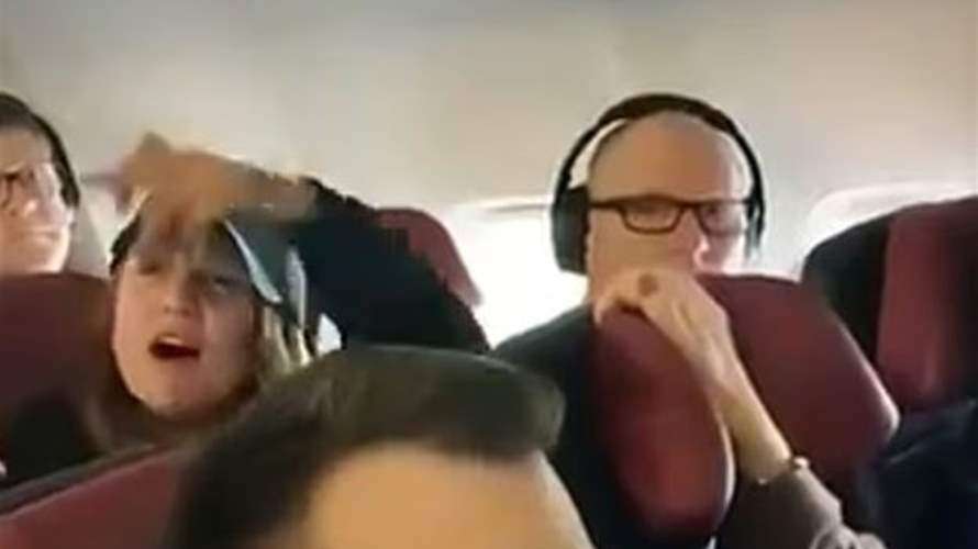 مشادة كلامية حادة بين مضيقة طيران وامرأة... السبب غريب وهذا مصير الأخيرة! (فيديو)