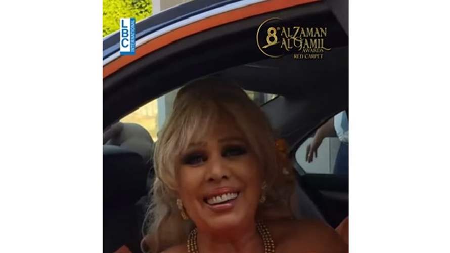 بأجواء برتقالية ومزينة بالريش... اللايدي مادونا تخطف الأنظار لحظة وصولها إلى السجادة الحمراء (فيديو)