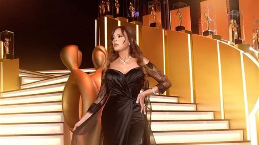 كارمن لبّس تسحر الجمهور بإطلالة سوداء أنيقة في مهرجان الزمن الجميل (صورة)