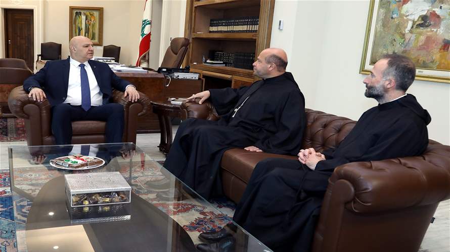 الرئيس العام للرهبانية اللبنانية المارونية الأباتي هادي محفوظ دعا الرئيس عون إلى حضور القداس الاحتفالي لمناسبة عيد القديس شربل الذي سيُقام في 20 تموز في دير مار مارون - عنايا وأطلعه على التحضيرات المُنجزة لإطلاق المرحلة الأولى من مشروع "درب مار شربل"