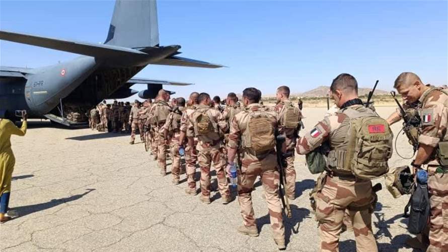فرنسا تسلّم السنغال قاعدة عسكرية في إطار انسحاب قواتها من البلاد