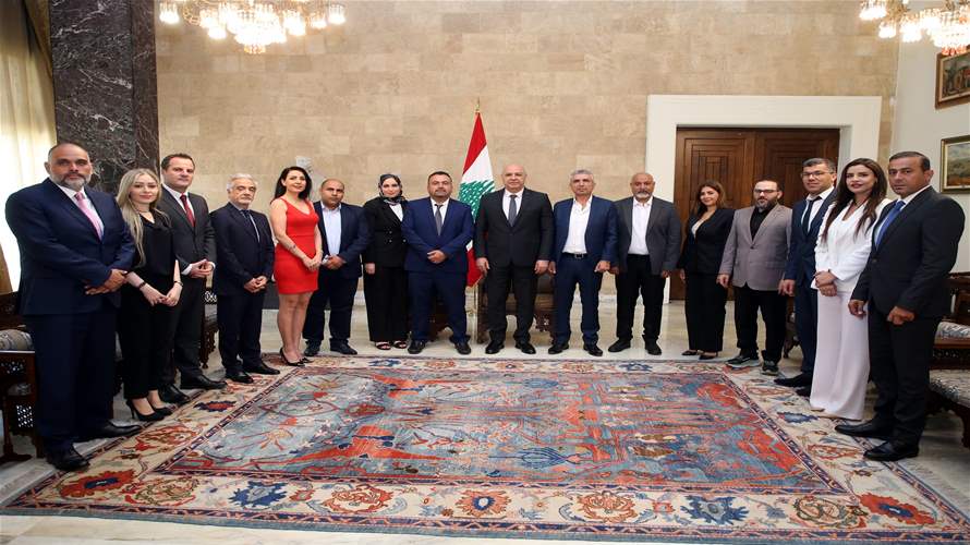 الرئيس عون أشاد بدور الجامعة اللبنانية وما تقدّمه لطلابها ووعد بمتابعة ملف تفرّغ الأساتذة المتعاقدين خلال استقباله وفدا منهم في قصر بعبدا