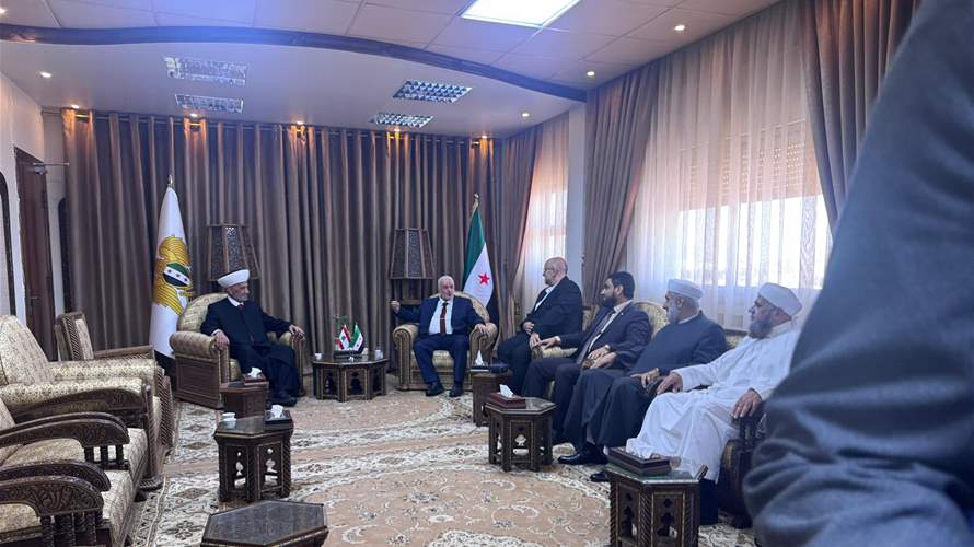 وزير الاوقاف السورية محمد أبو الخير شكري يستقبل المفتي دريان في هذه الاثناء في المحطة الثالثة وما قبل الاخيرة التي ستكون في قصر الشعب