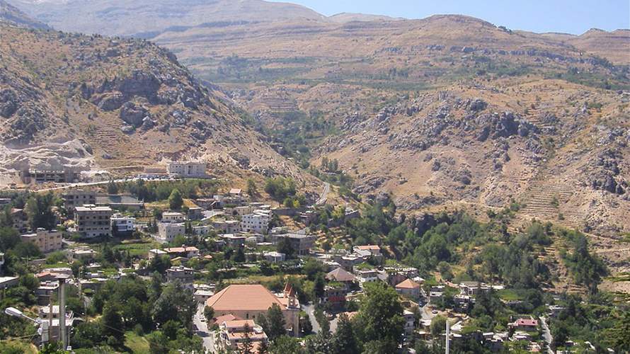 أهالي تنورين ناشدوا وزارة الأشغال صيانة الطريق وتدعيم الجدران قبل وقوع الكارثة