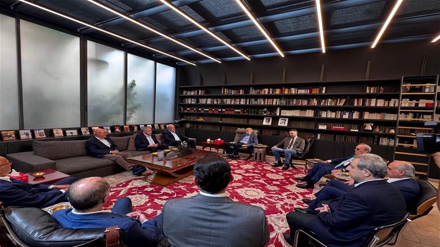 الرئيس السابق للحزب التقدمي الاشتراكي وليد جنبلاط يستقبل في هذه الأثناء في كليمنصو رؤساء الحكومات السابقين فؤاد السنيورة وتمام سلام ونجيب ميقاتي