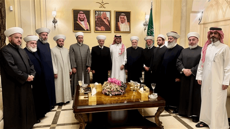 دريان ومفتو المناطق في مأدبة بخاري: تأكيد على اتفاق الطائف وسيادة الدولة