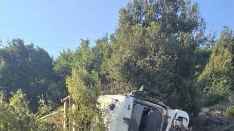 انزلاق شاحنة على طريق حبوب - عنايا يتسبب بتسرب مازوت وزحمة سير خانقة
