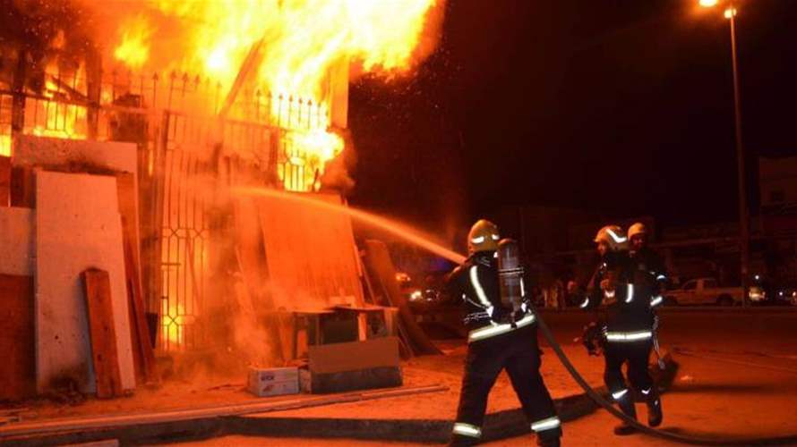 حريق في مستودع مواد مستعملة في حي اللبانة في بلدة عربصاليم