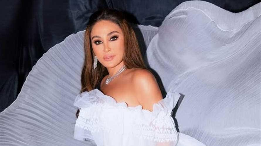 إليسا تمازح أحد المعجبين في حفلها وترد بعفوية: "يا زلمي حلّ عني!" (فيديو)