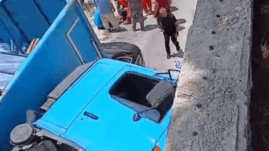 سقوط شاحنة مياه على سيارة على طريق رأس نحاش البترونية