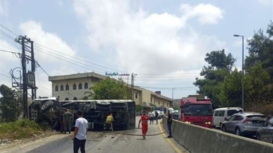 التحكم المروري: إنقلاب شاحنة على طريق ضهر الوحش نزولًا باتجاه بيروت تسبب بازدحام مروري