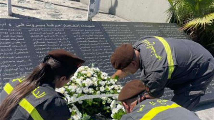 إكليل من الزهر من عناصر الدفاع المدني على ضريح شهداء مرفأ بيروت