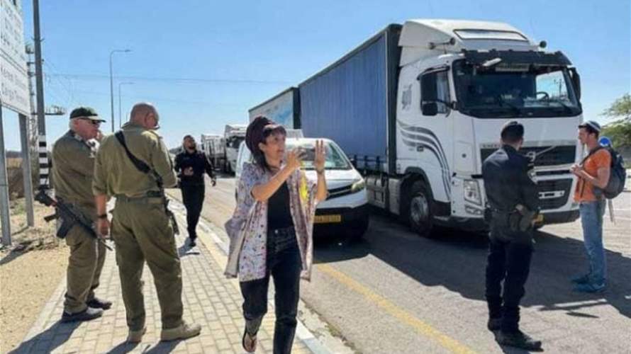 وزير أردني يتهم مستوطنين إسرائيليين بالتعرّض لشاحنات المساعدات المتجهة الى قطاع غزة
