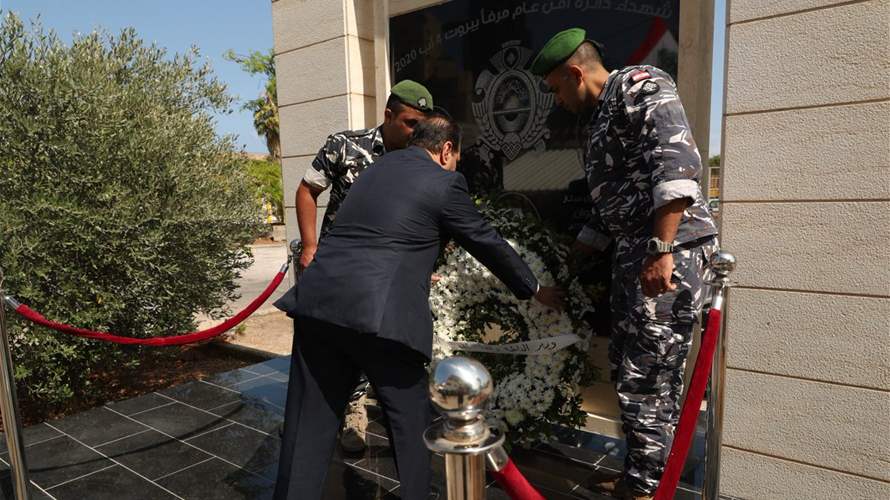 وضع إكليل من الزهر عند النصب التذكاري لشهداء الأمن العام في مرفأ بيروت