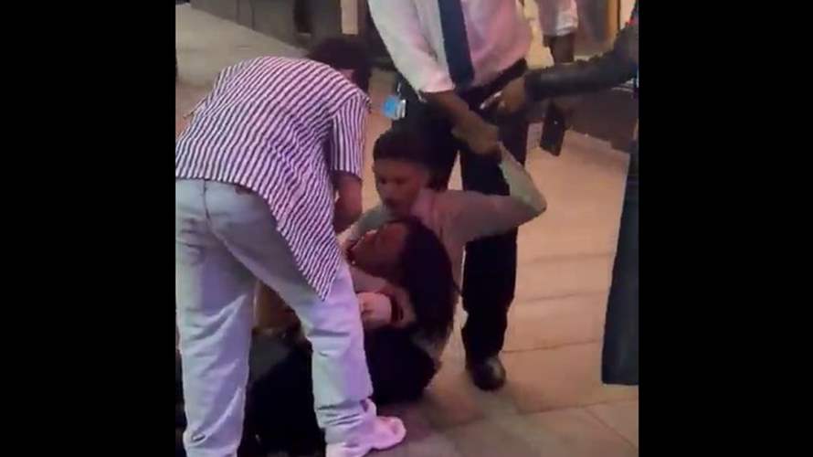 في شوارع لندن... سعودي يستعيد هاتفه بالقوة من لص سرقه منه! (فيديو)