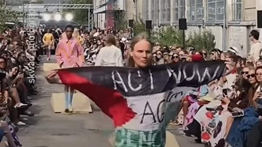 في أسبوع الموضة بكوبنهاغن… عارضة أزياء ترفع علم فلسطين برسالة مؤثرة (فيديو)