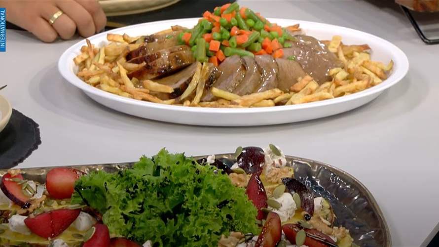 الروستو مع البطاطا وسلطة الجبنة والفواكه... مائدة شهية على طريقة الشيف فادي زغيب (فيديو)