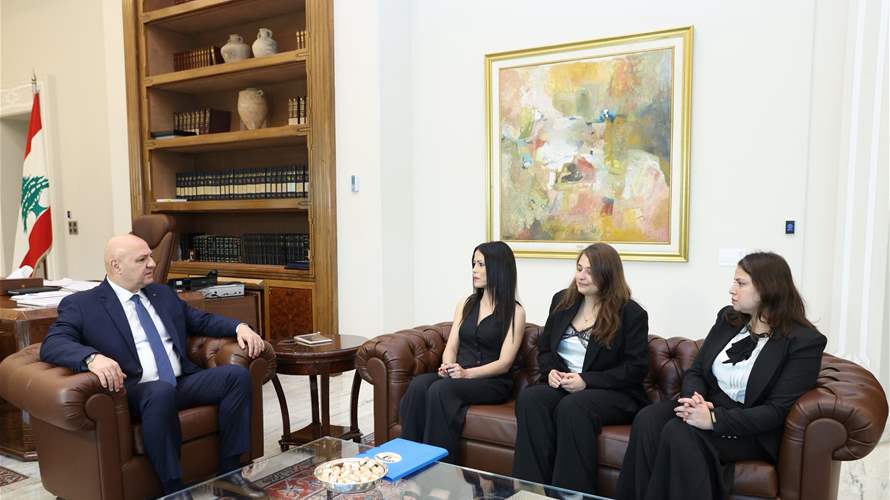 الرئيس عون تسلم من وفد "حملة جنسيتي حق لي ولأسرتي" اقتراح قانون يمنح المرأة اللبنانية المتزوجة من غير لبنانيّ حق اعطاء الجنسية اللبنانية لاولادها ضمن ضوابط يحددها القانون