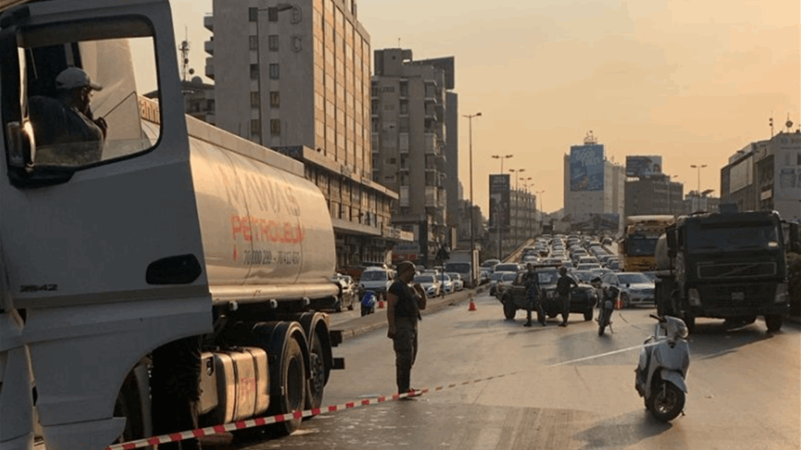 "التحكم المروريّ": تسرب زيوت على أوتوستراد الدورة يربك حركة السير