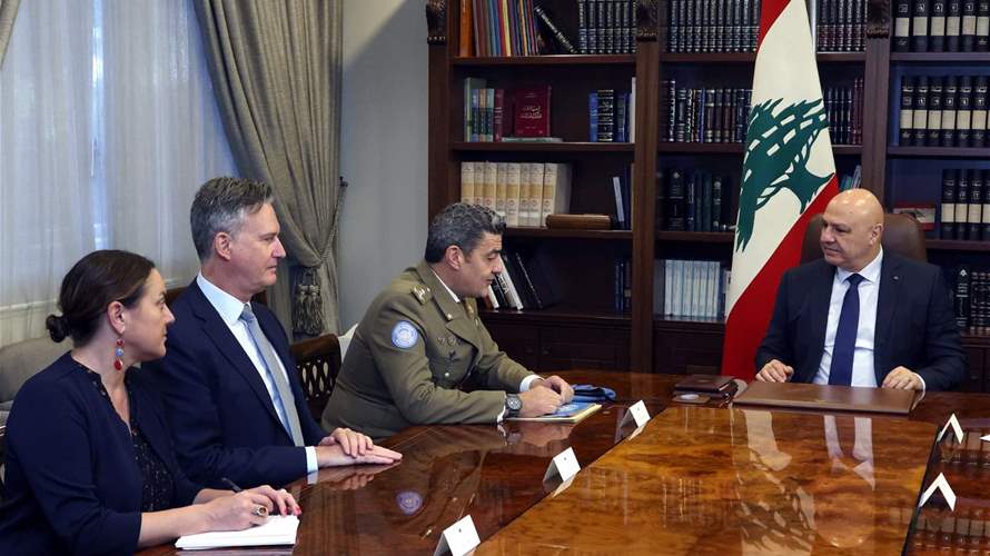 عون يبلغ السفير البريطاني تمسّك لبنان باليونيفيل ويدعو لتمديد مهامها حتى تنفيذ القرار 1701 كاملاً