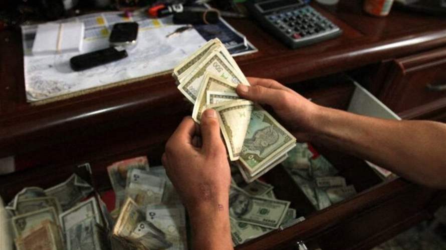 مصادر لرويترز: سوريا تعتزم إعادة تقييم عملتها وحذف صفرين سعيا لتحقيق الاستقرار