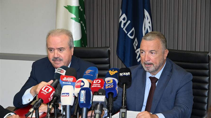توقيع إتفاق قرض البنك الدولي المخصص لإعادة الإعمار بين وزير المالية والمدير الإقليمي للبنك