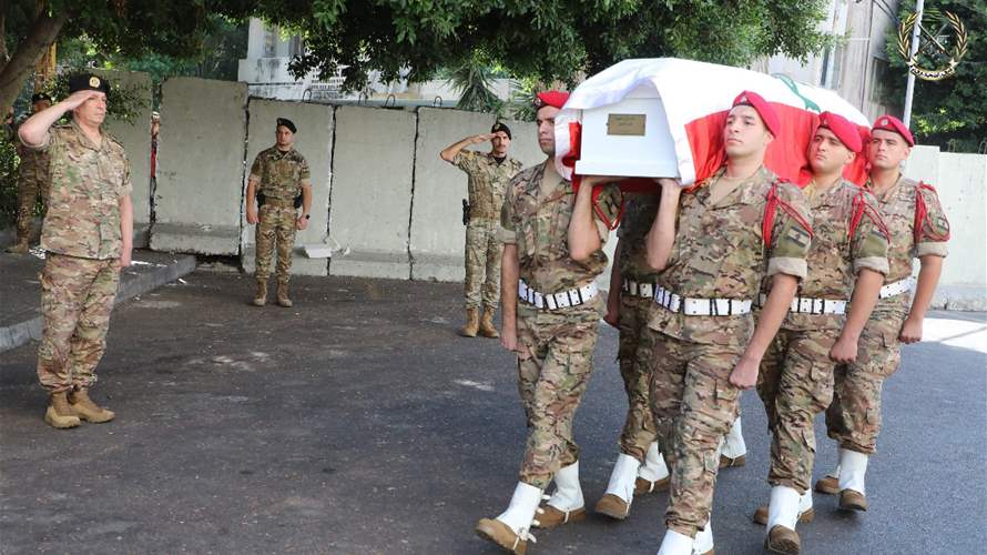 قائد الجيش شارك في مراسم تكريم الشهيدين اسماعيل والطعيمي في المستشفى العسكري