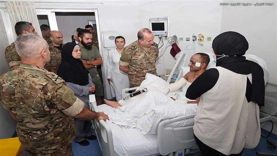 قائد الجيش عاد أحد العسكريين في المستشفى اللبناني الجعيتاوي - بيروت