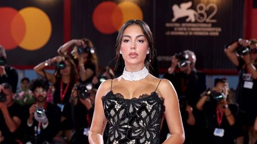 جورجينا رودريغيز تستعرض خاتم خطوبتها الضخم في مهرجان البندقية السينمائي (فيديو)
